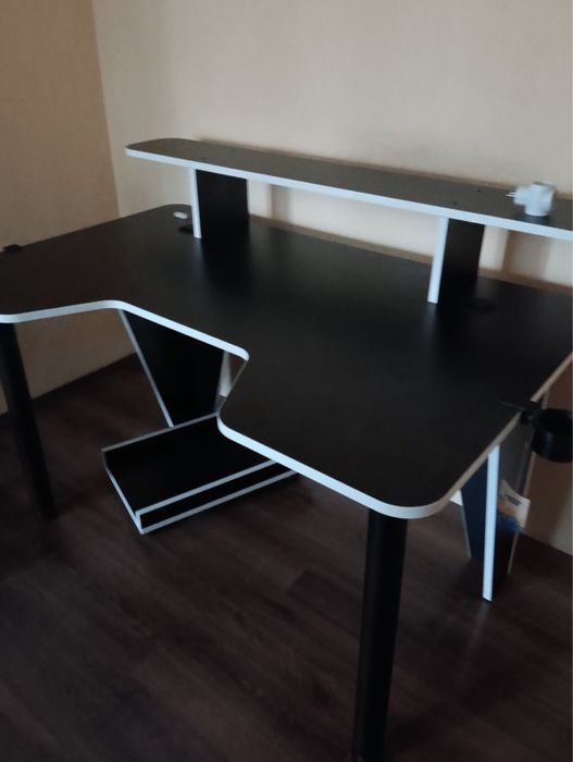 Компьютерный стол. черный белый