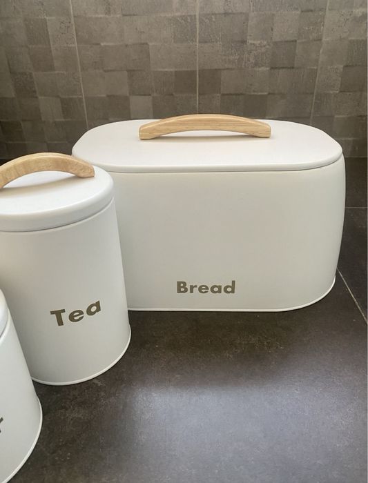 Caixas de pão, chá e açúcar brancas novas