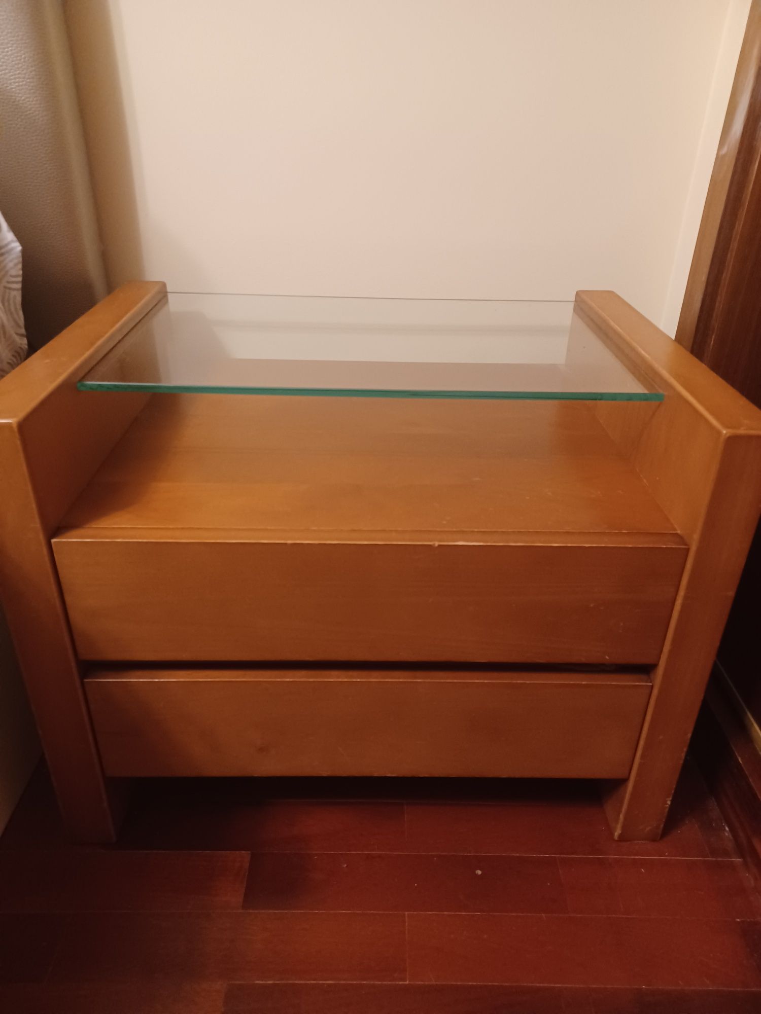 Mesa de cabeceira em madeira maciça