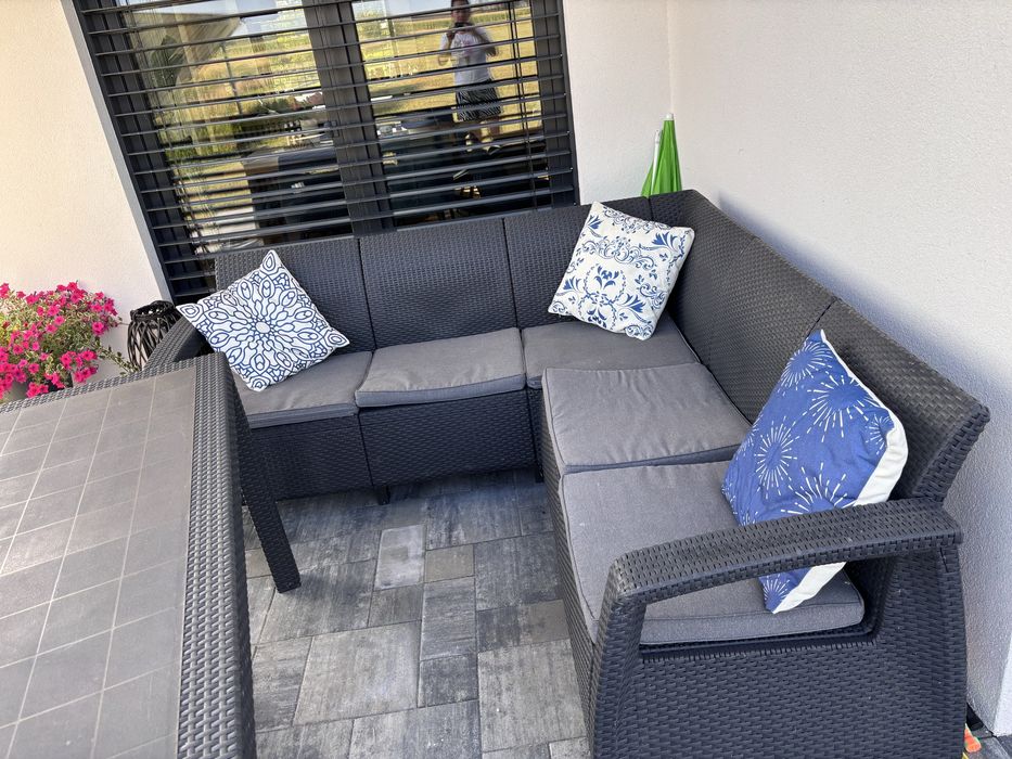 Meble ogrodowe z duzym stołem