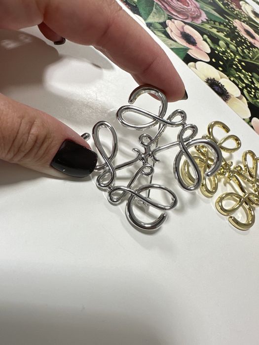 Брош в стиле Loewe