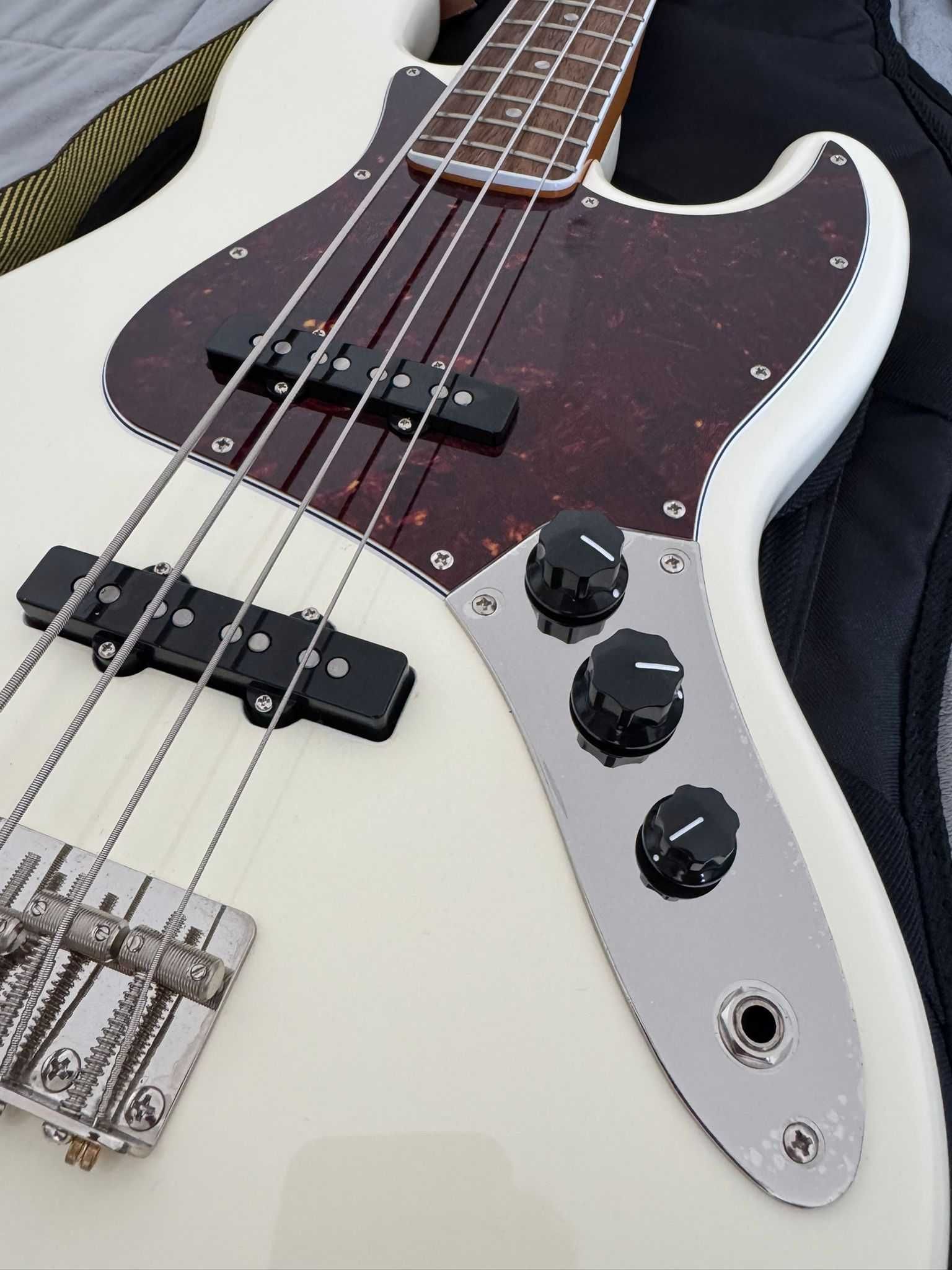 Fender Limited Edition Classic Vibe Mid-'60s Jazz Bass + accessories
