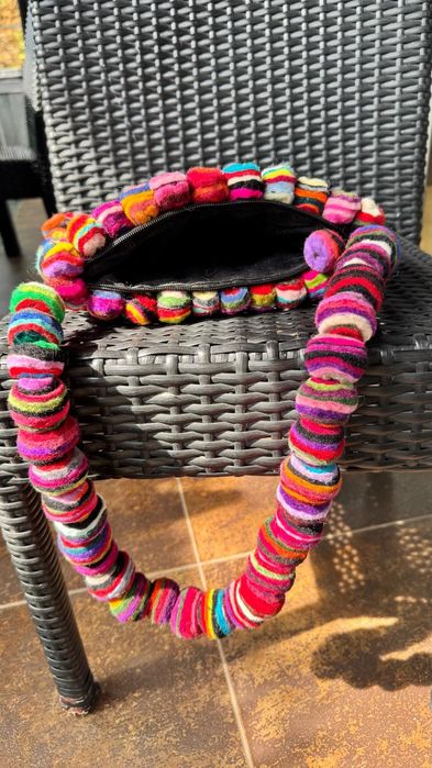 Mala e colar totalmente artesanais