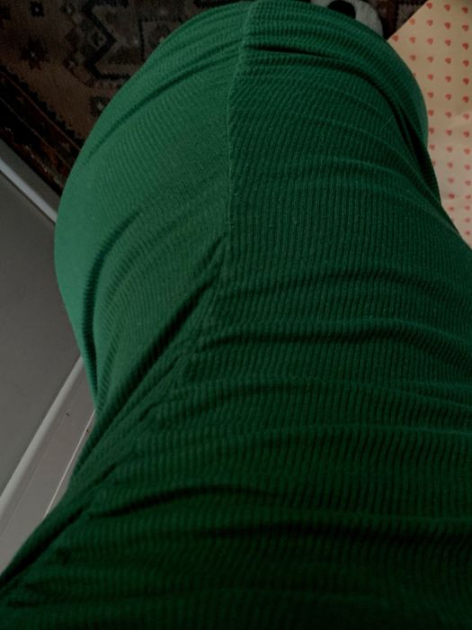 Сукня зеленого кольору зі стяжками по бокам