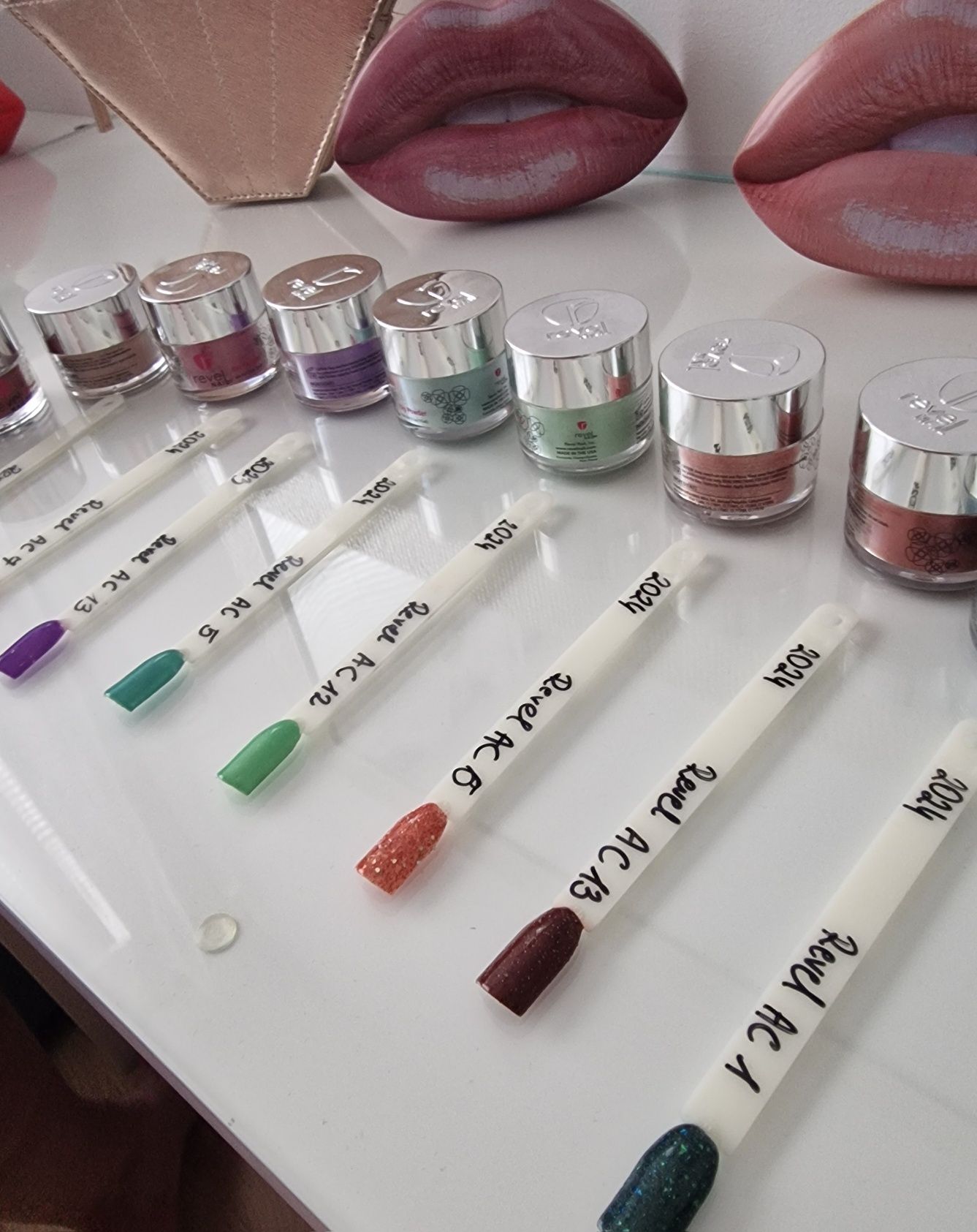 Pudry tytanowe kolory manicure tytanowy