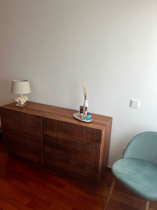 Cómoda em madeira de mangueira maciça