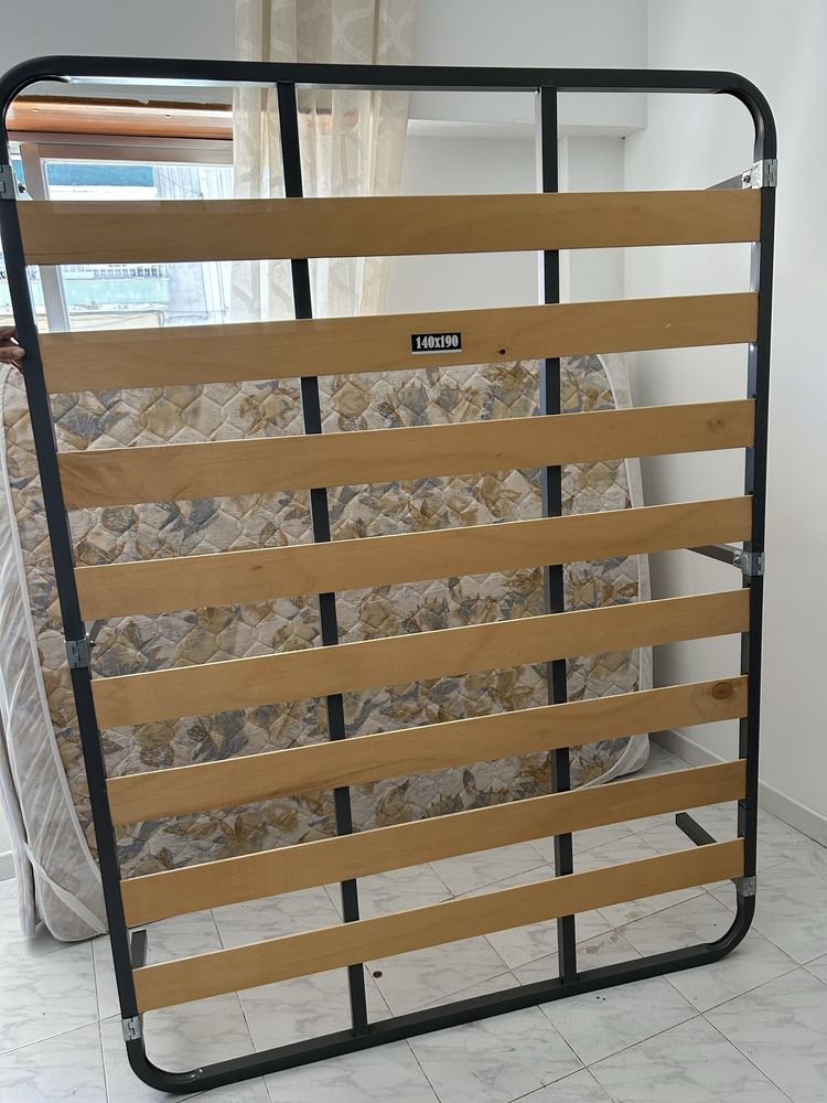 Cama com pés, sem colchão