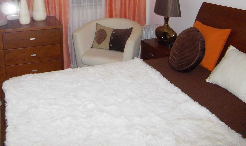 Cama com Colchão, Cómoda com Espelho ,Roupeiro e 2 Mesas de Cabeceira