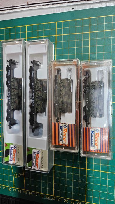 Zestaw czterech platform z czołgiem Leo 2A4  skala N 1:160 Roco