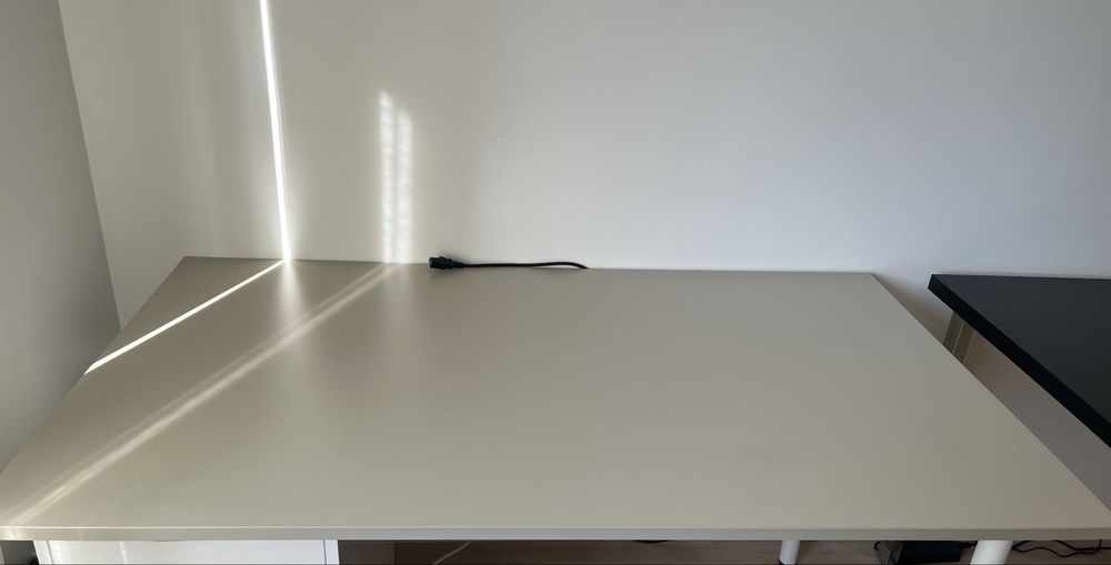 Tampo de secretária bege do IKEA