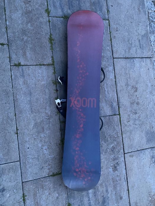 Deska snowboard i kask narciarski