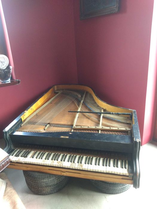 Stary, zgrabny fortepian wiedeński z 2 poł. XIX w. do renowacji; dekor