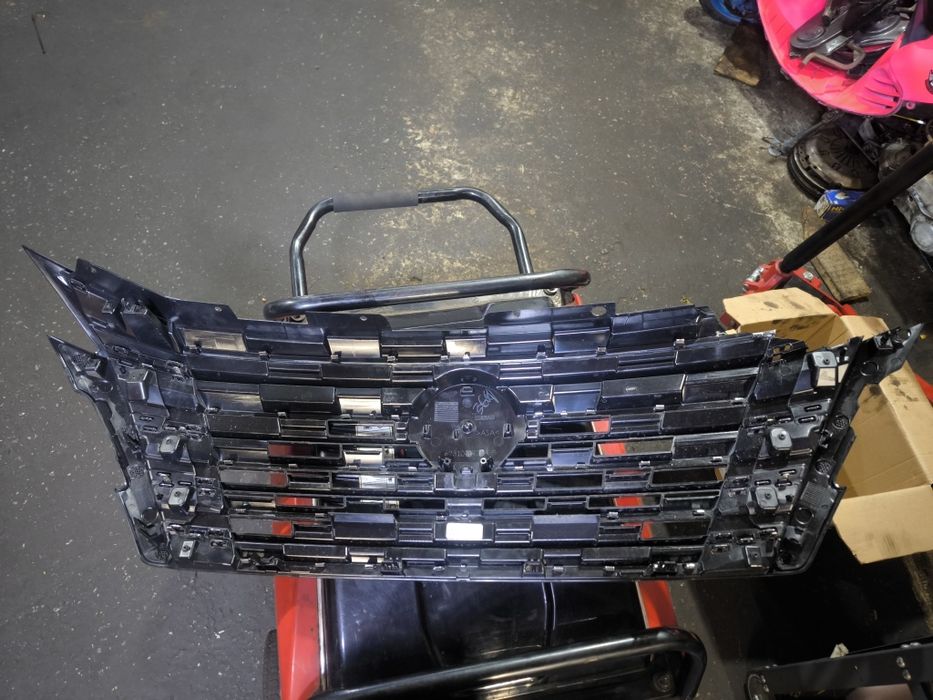 Продам передню решітку нісан рог