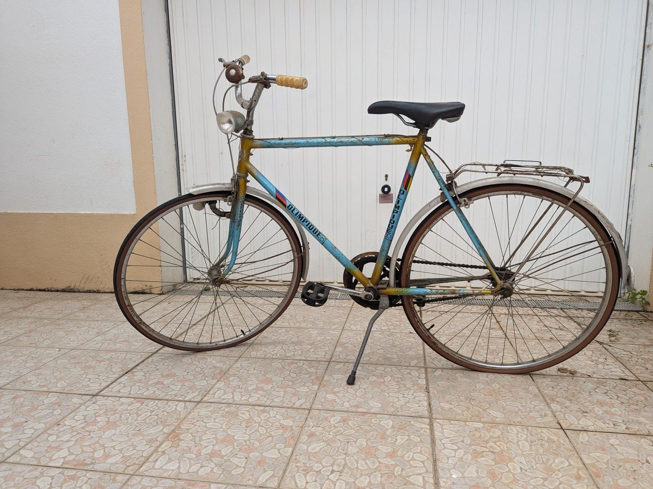Bicicleta antiga em bom estado