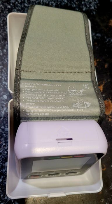 Тонометр на запястье компактный