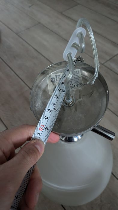 Lampa wisząca z mlecznym kloszem