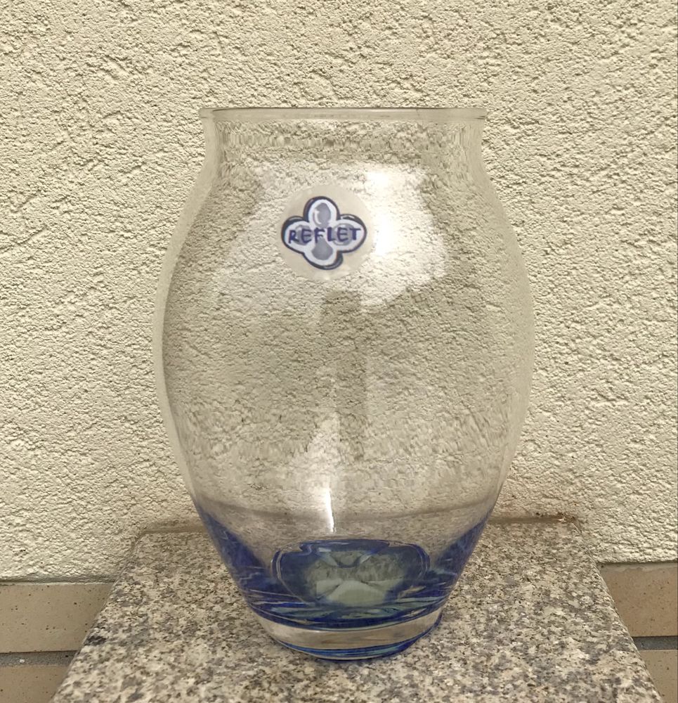 Vaso com fundo azul marinho
