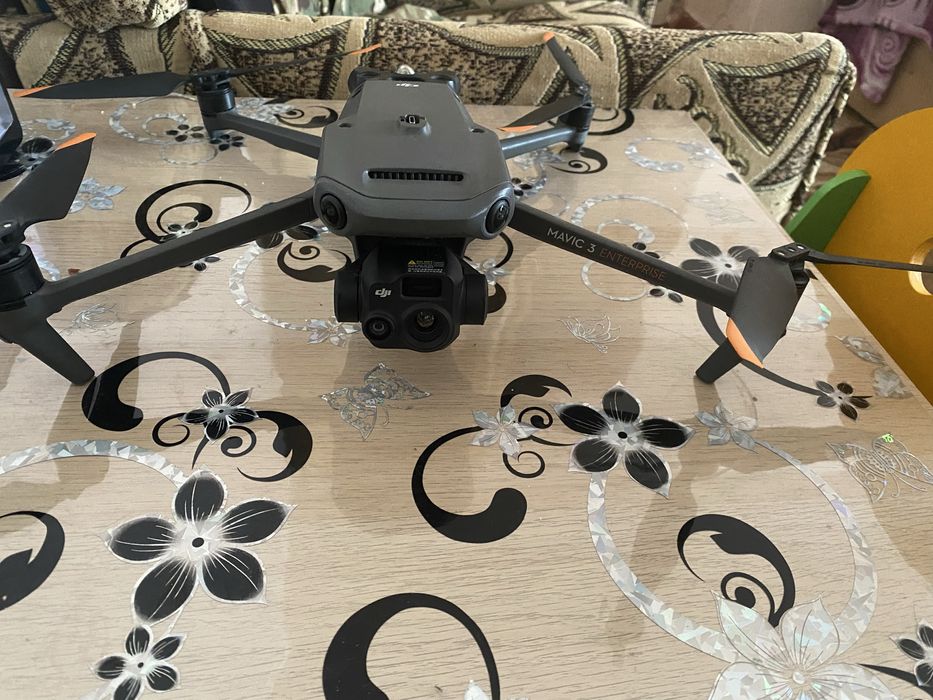 Дрон квадрокоптерного типа  DJI