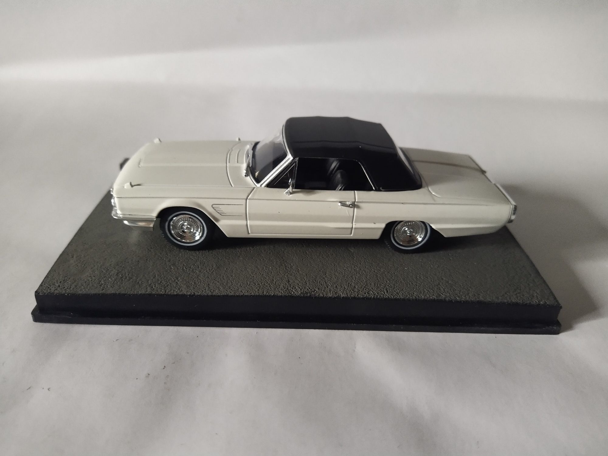 Ford Thunderbird Thunderball James Bond collection Skala 1:43 Eaglemos