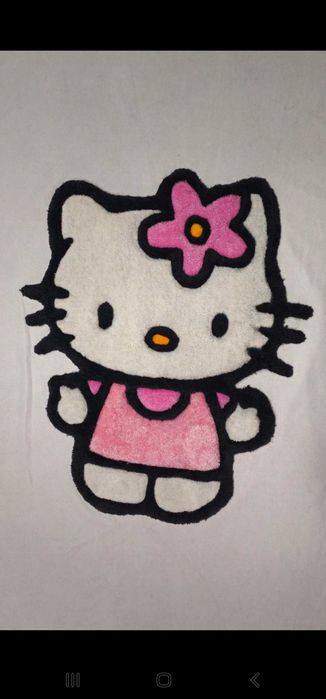 Ręcznie tuftowany dywan inspirowany Hello Kitty