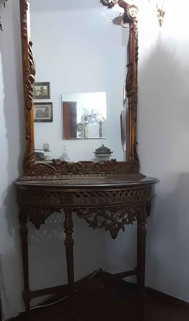 Credencia com tampo de pedra e espelho com talha antiga
