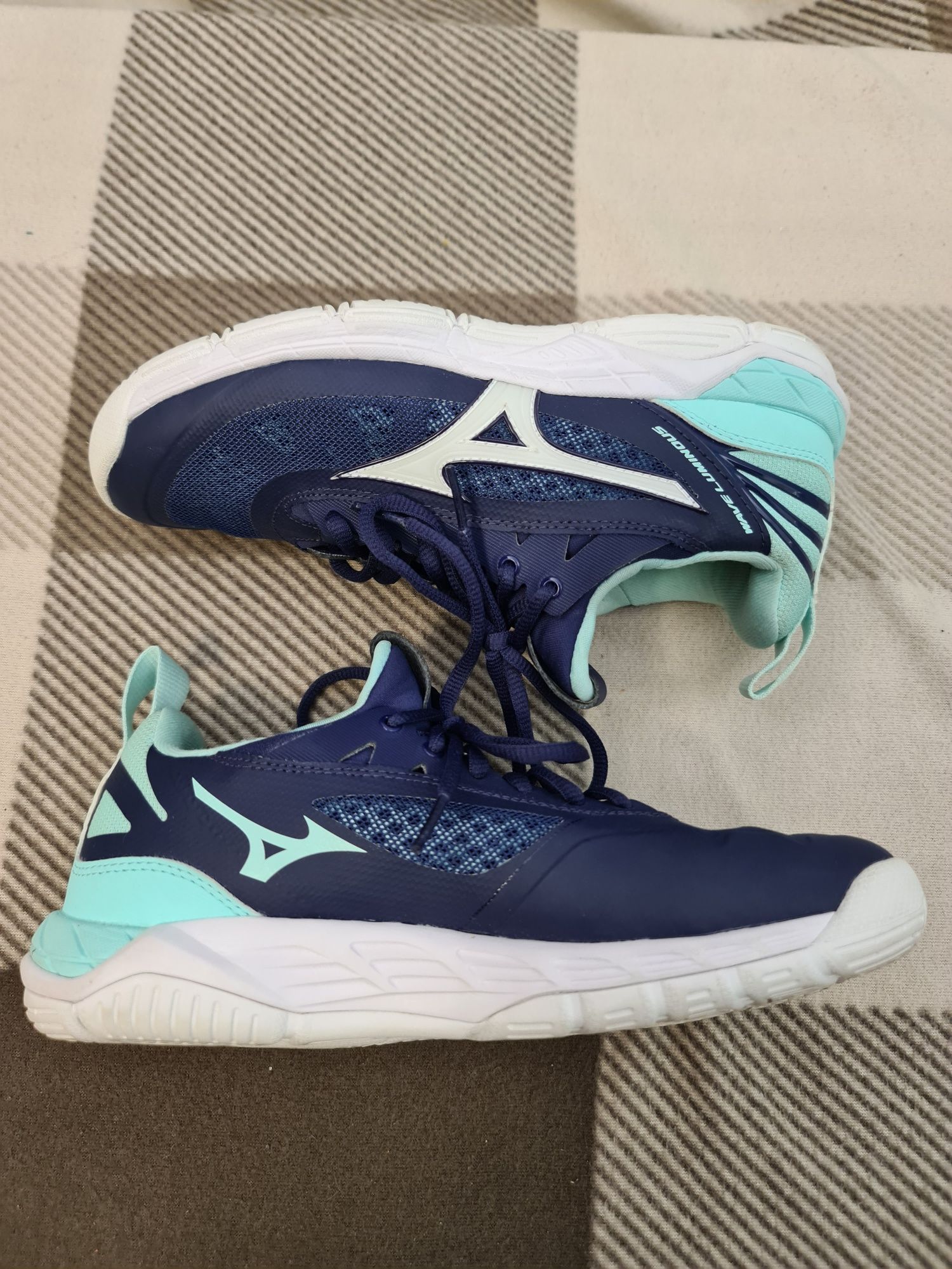 Buty sportowe damskie MIZUNO rozm. 37 WF siatkarskie badmington tenis