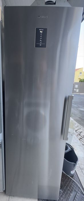 Arca Congeladora Vertical Smeg Universal FF18EN3HX No Frost 186cn