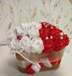 Flower box różyczki z satynowej wstążki