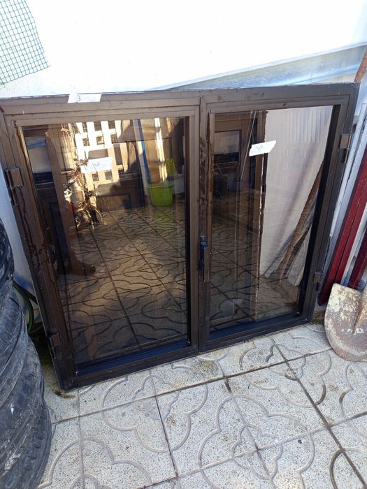 Janelas de alumínio castanho várias