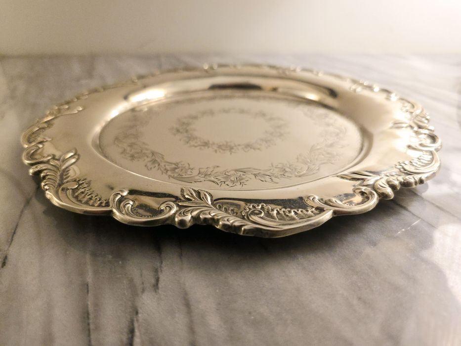 Salva em prata portuguesa águia asa aberta, centro cinzelado.