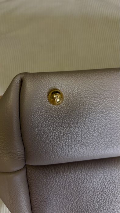 Mala Carolina Herrera - insignia hobo