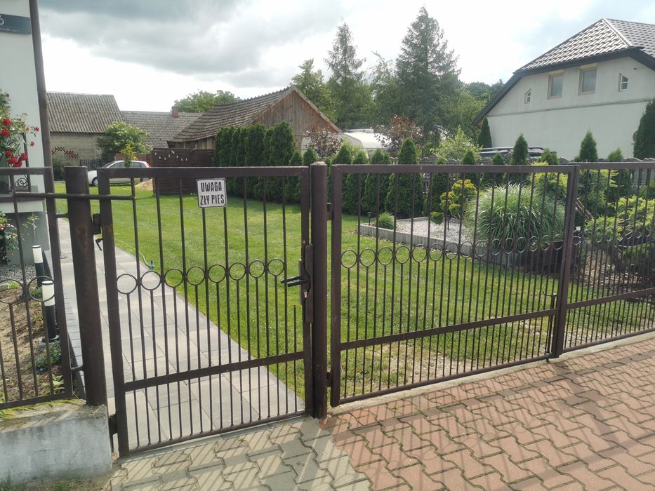 Brama wjazdowa dwuskrzydłowa z furtka