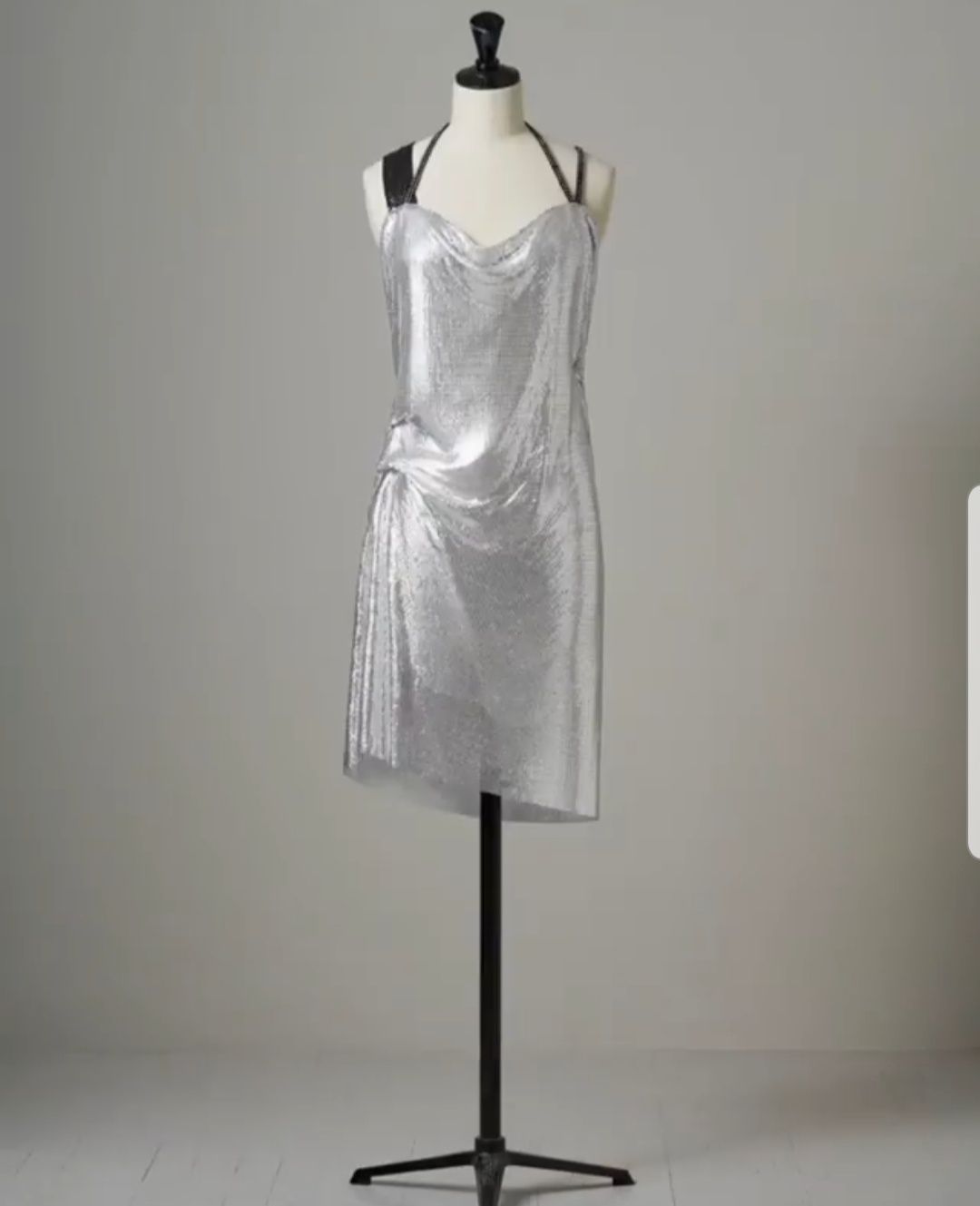 Srebrna luksusowa sukienka H&M Gala Collection z metalowych płytek.