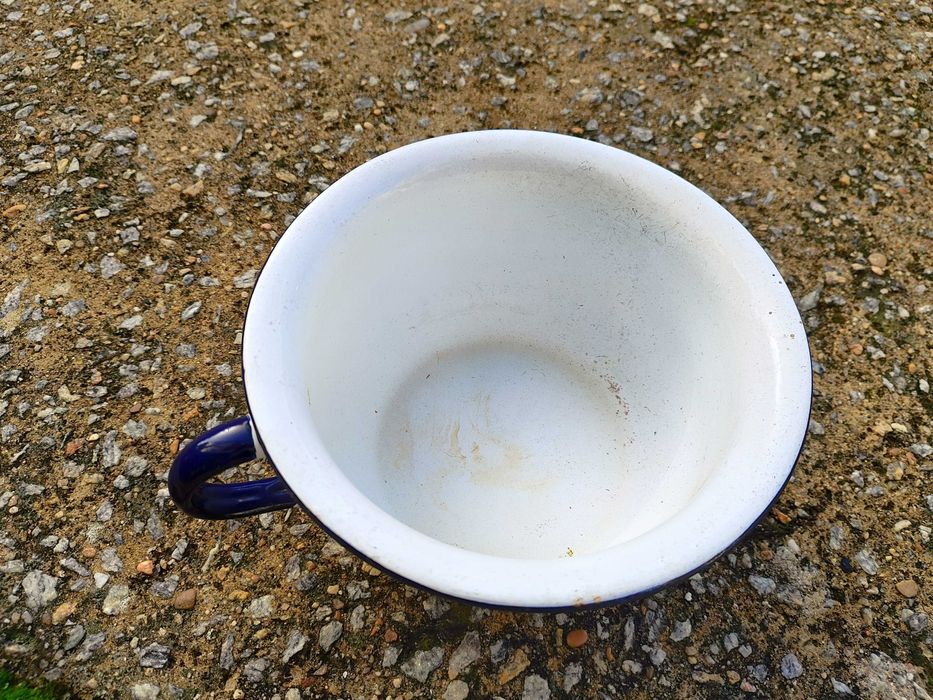 Pote em metal esmaltado