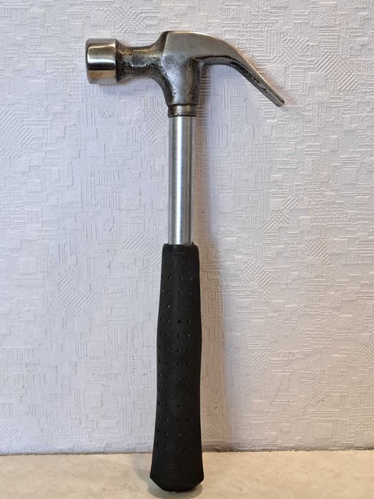Молоток - гвоздодер времен СССР.