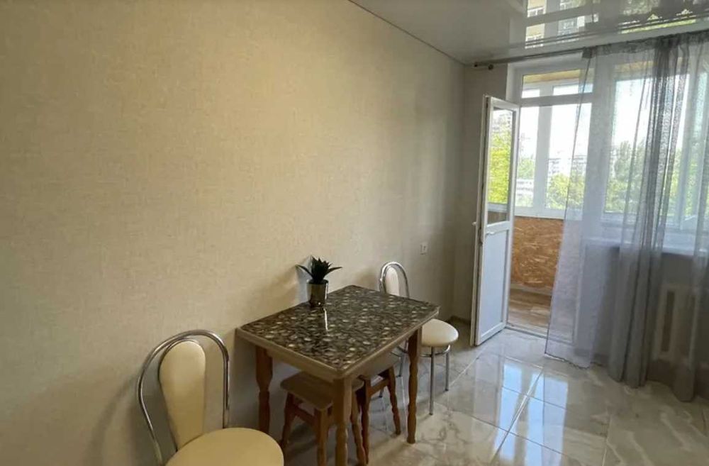 Сдам 3-х ком квартиру посуточно в Одессе по улице Жолио Кюри 64