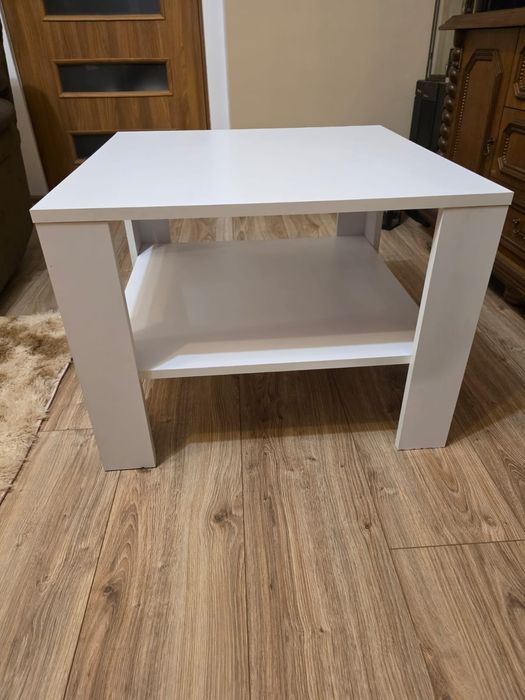 Kwadratowy stolik biały