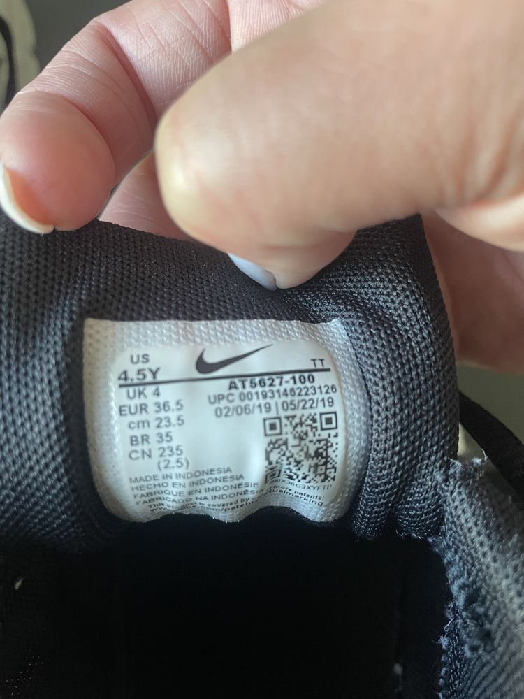 Кроссовеи Nike