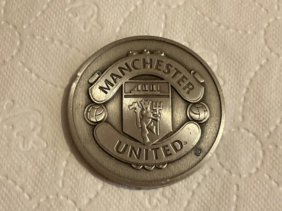 Potrójna moneta upamiętniająca osiągnięcie Manchesteru United 1998-99.