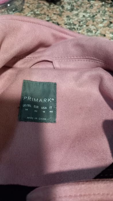 Casaco rosa meia estação, da Primark, marca 42 mas veste menos