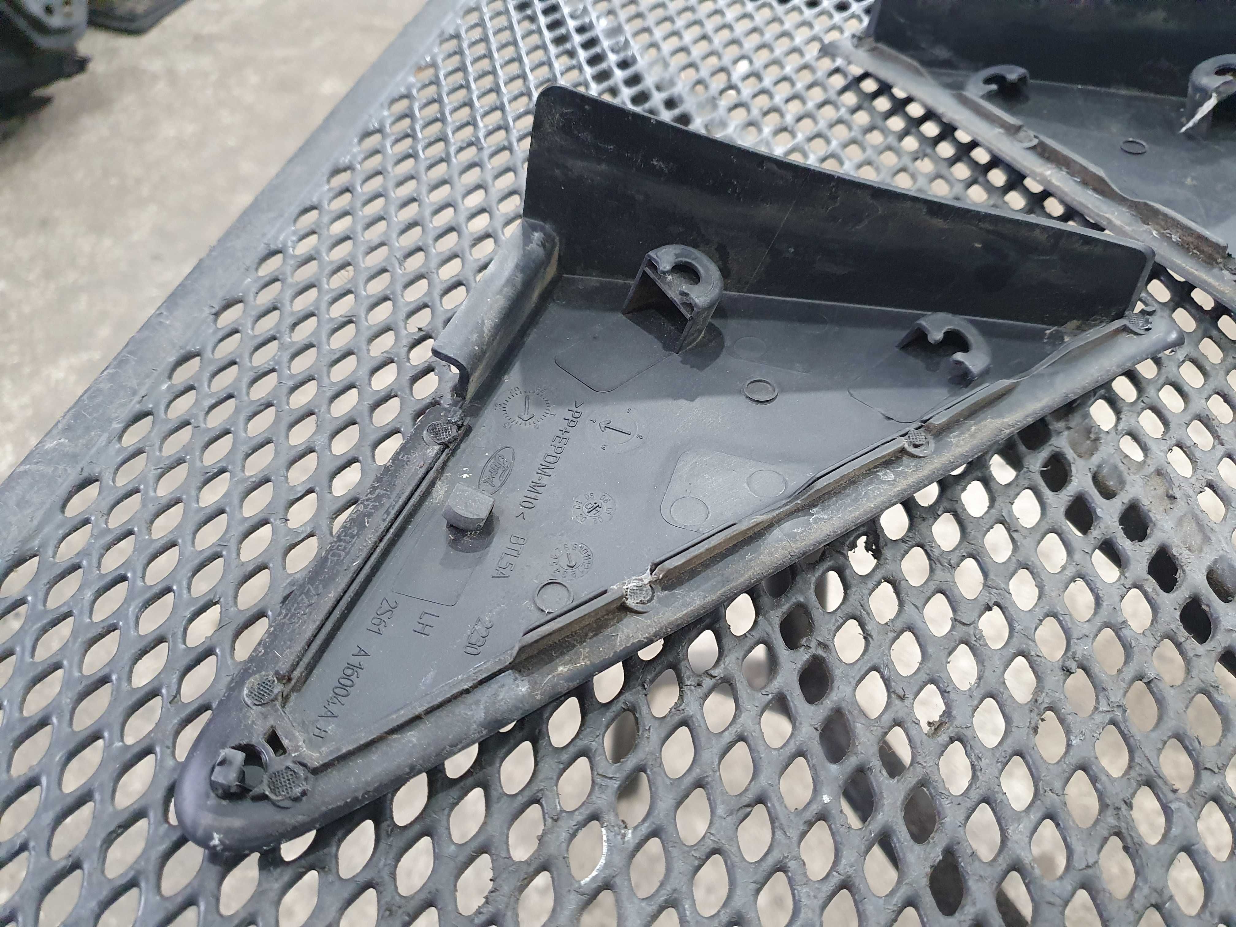 Zaślepka trójkat oslona Ford Fiesta mk6 lift komplet