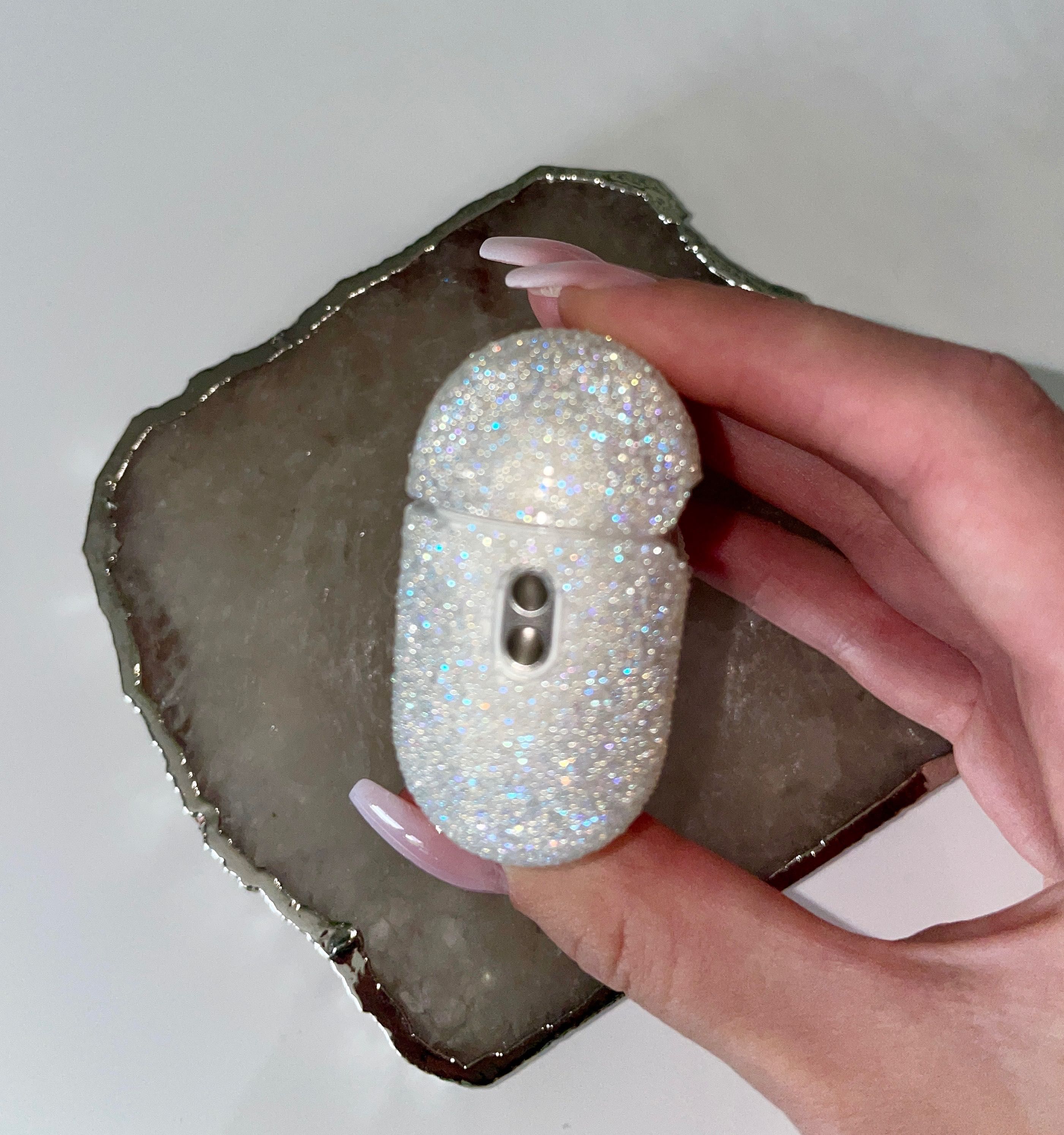 Białe etui AirPods Pro