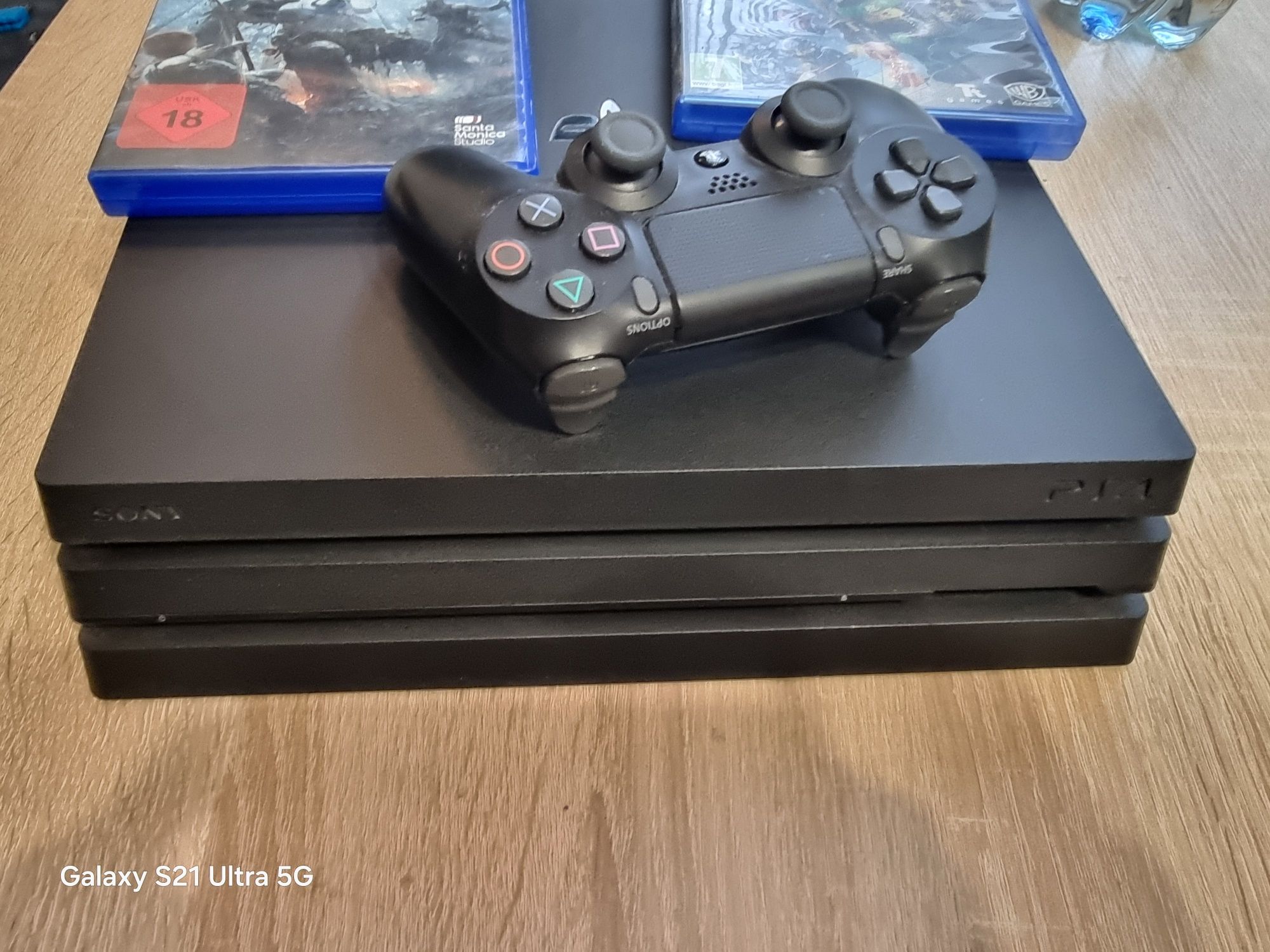 PlayStation 4 Pro, zestaw z padem pudełkiem i kilkoma grami