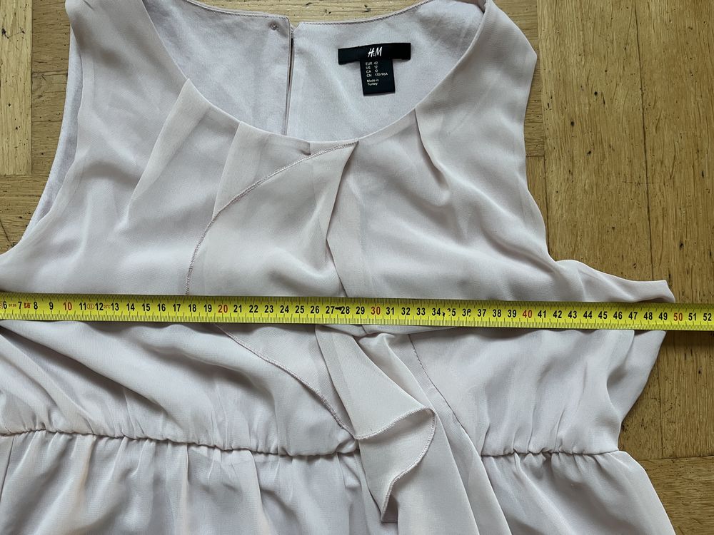 piękna sukienka z odkrytymi ramionami marki H&M