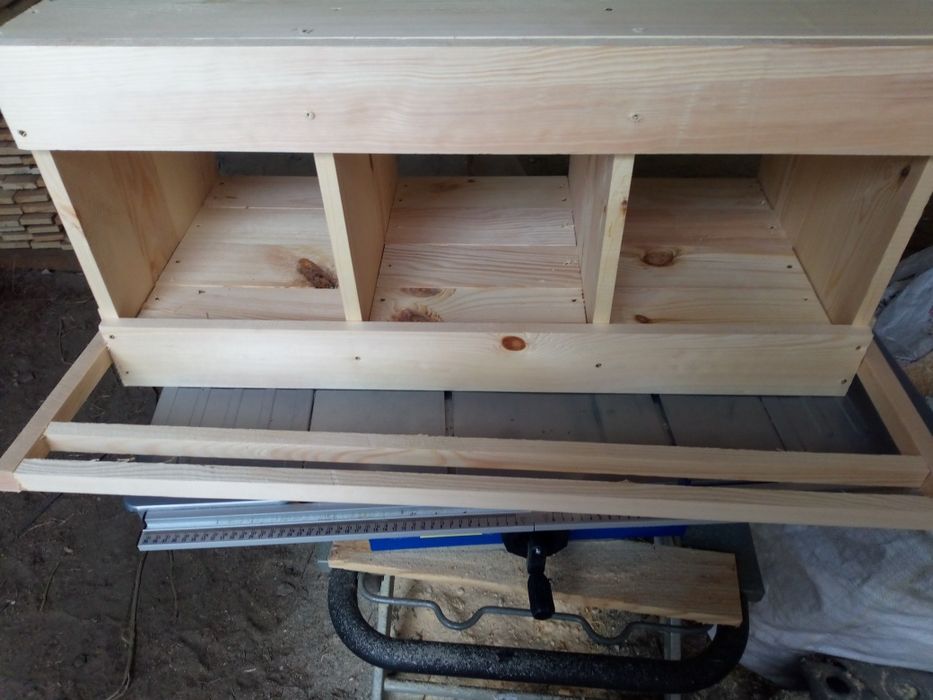 Gniazda dla kur potrójne