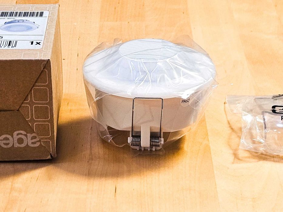 Detetor de movimento 360° saliente/embutir creme – HAGER EE805A/EE804A