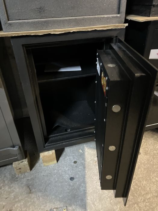 Вогневзломотривкий сейф Safetronics кодовий замок