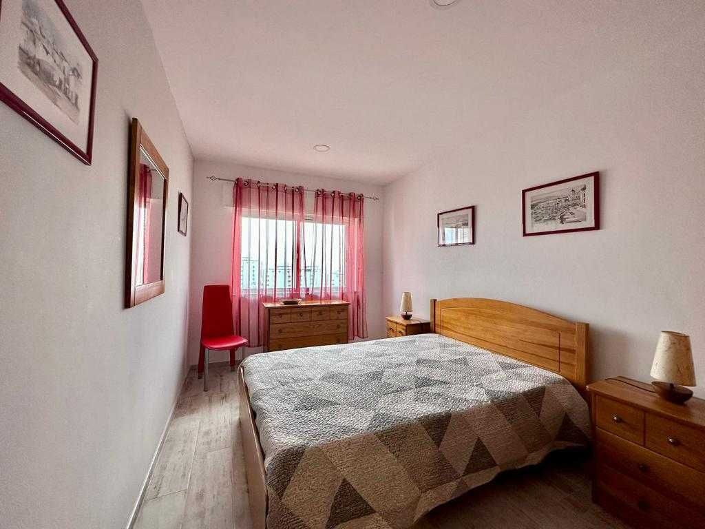 Cama e restante mobília de quarto em madeira maciça