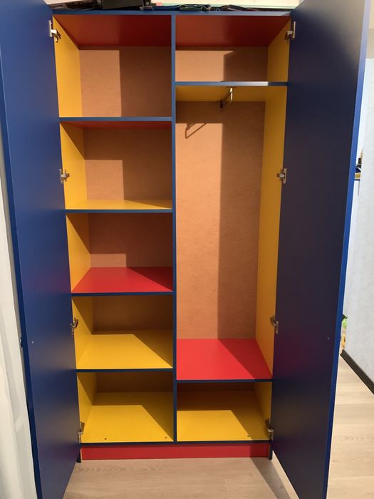 Ліжко з матрацом , шафа, стіл , комод , шведська стінка