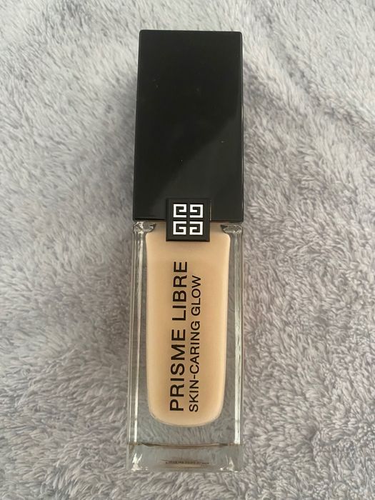 Givenchy Prisme Libre Skin-Caring Glow Foundation